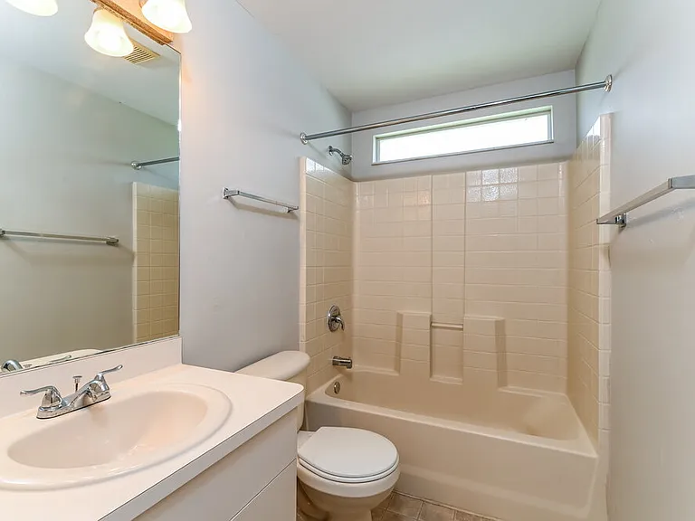 313 SE 26th Ter — Photo 15