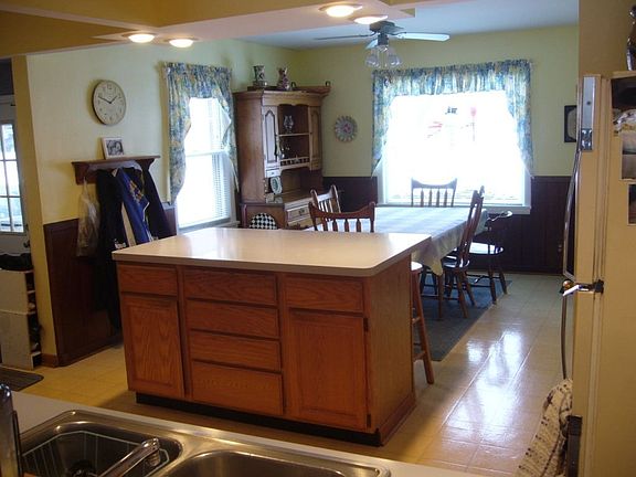 Large Eat-In Kitchen