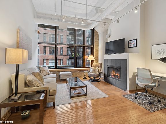 3rd image of 333 W Hubbard St APT 205