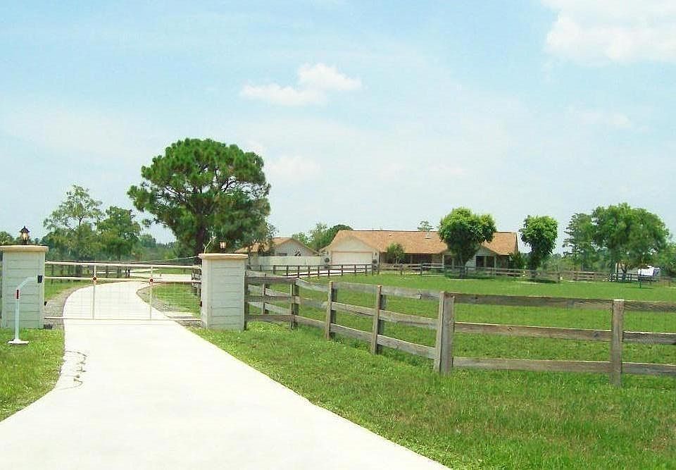 BEAUTIFUL 10 ACRE HORSE FARM