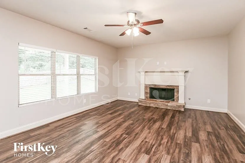 4 bed, 2.5 bath, 2516 sqft, $2,465 — Photo 4