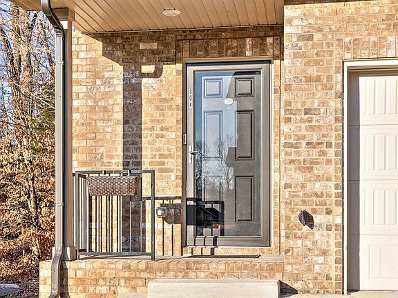4th image of 135 Country Ln #804