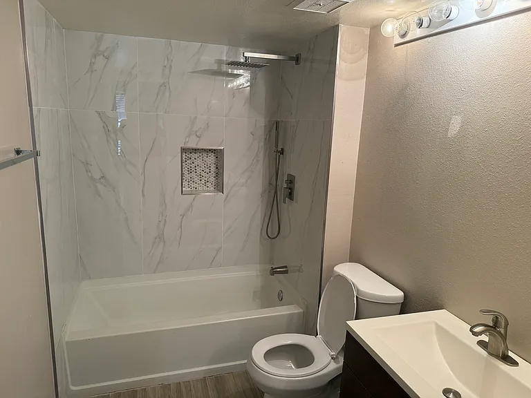 Guest bath/powder room w/tub/shower..