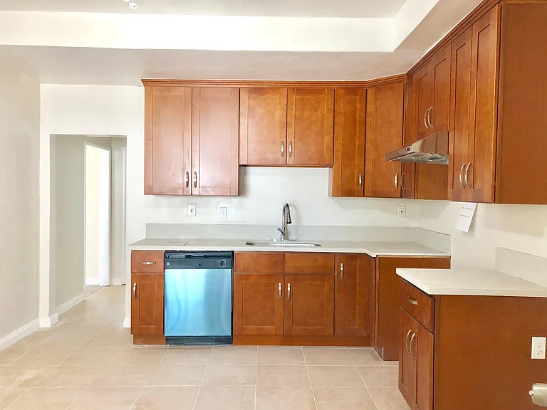 10227 1/2 California Ave — Photo 6