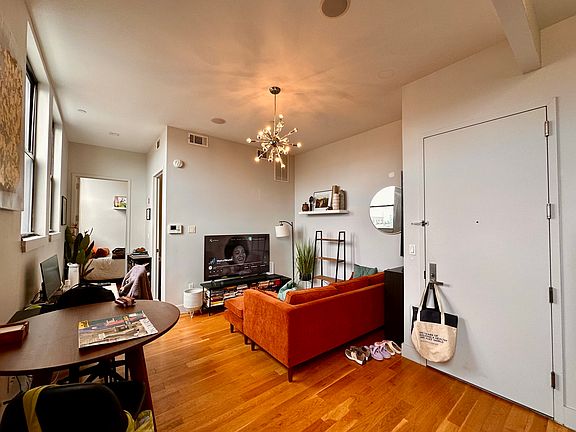 5th image of 372 Kosciuszko St #401