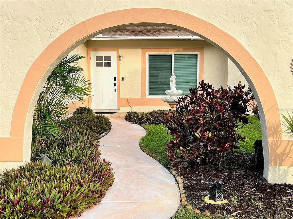 3 bed, 2.0 bath, 1384 sqft, $2,900 — Photo 1