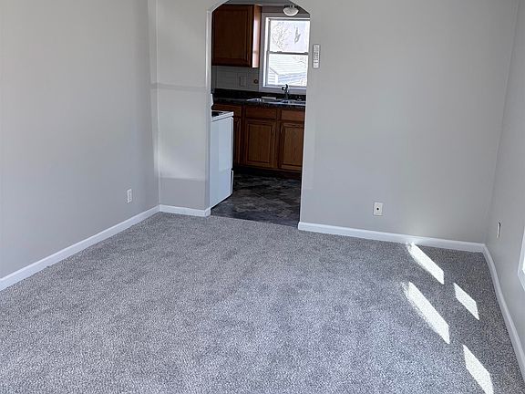 3rd image of 105 14th Ave E