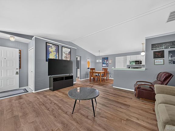 5th image of 9543 Parkwood Dr #267