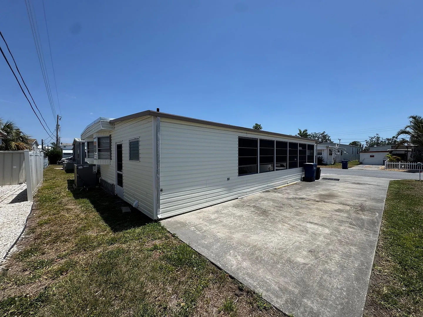 Spacious 2 Bedroom Mobile Home for Rent in Fairlane Acres Bradenton, FL — Photo 3