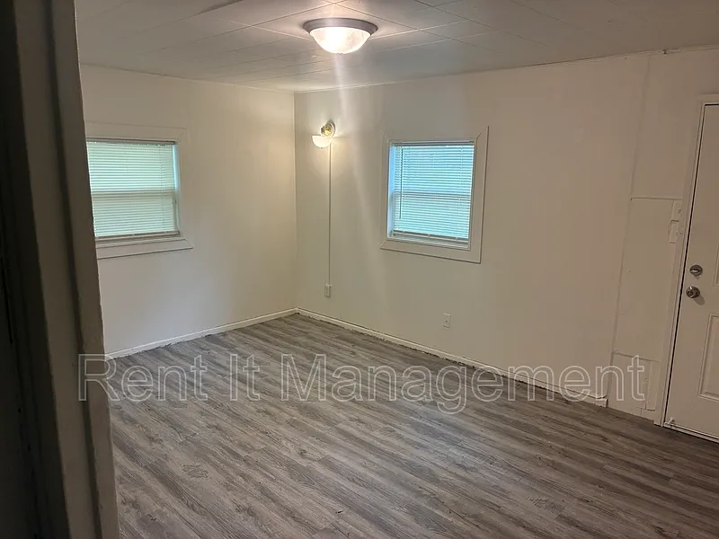2 bed, 1.0 bath, 672 sqft, $1,200 — Photo 3