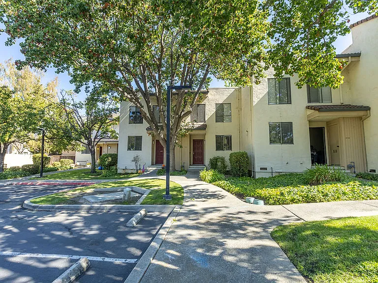 Cambridge Court Townhomes — Photo 16