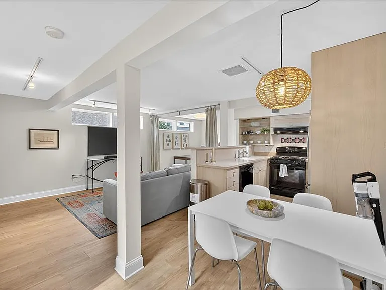 221 13th Ave NE — Photo 35