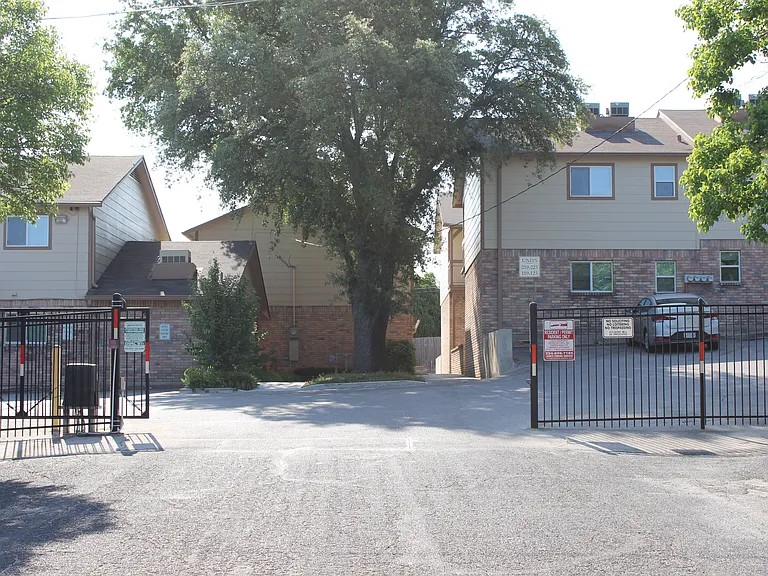 South Castle Apartments — Photo 9
