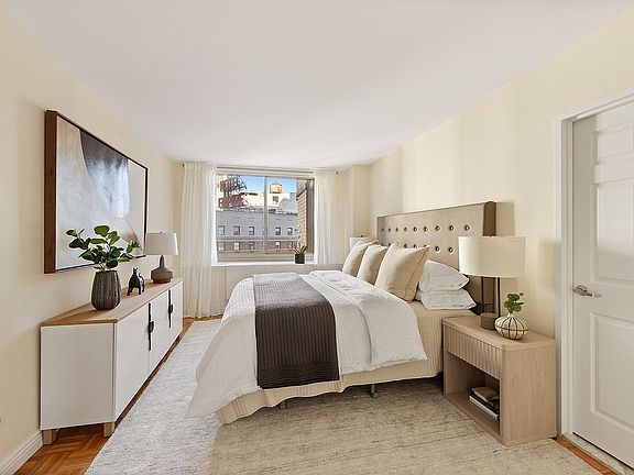 5th image of 30 W 63rd St APT 15L