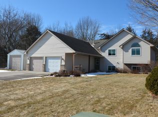 31066 Cedar Ridge Dr, Lindstrom, MN 55045