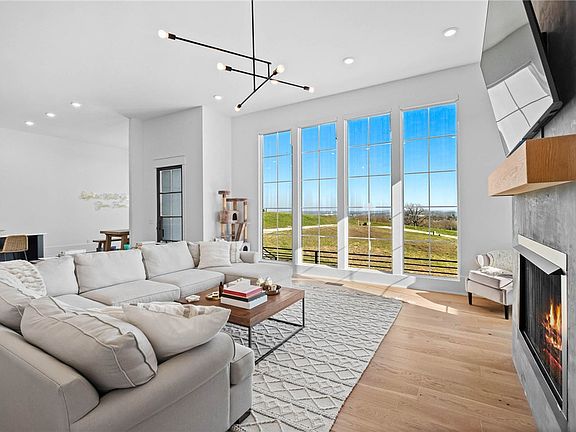 4th image of 2105 E Panorama Pl