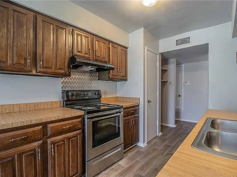711 Edgemont Pl — Photo 4