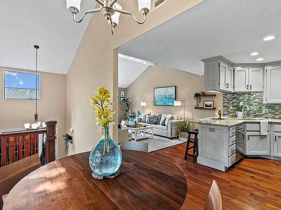 5th image of 21 Horseshoe Ct