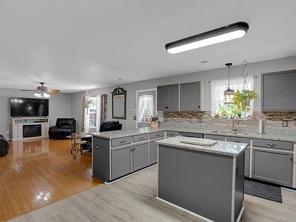 4th image of 119 Silverberry Dr