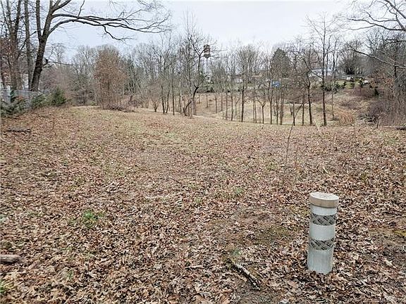 4th image of 207 N Bear Creek Rd