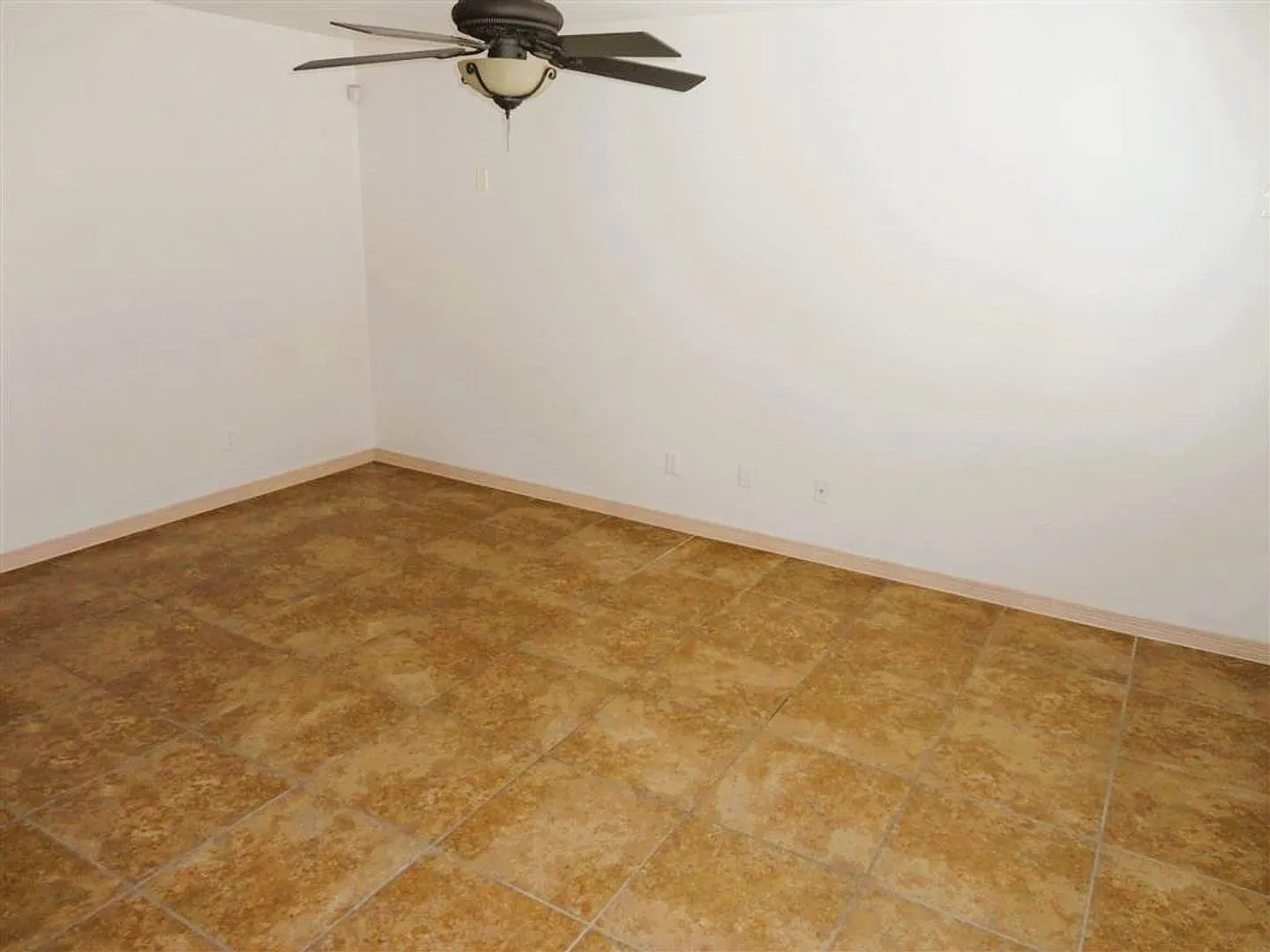 Dazzling Eastside Home With Refrigerated Air Situated On Large Cul De Sac Lot In Quiet Neighborhood — Photo 3