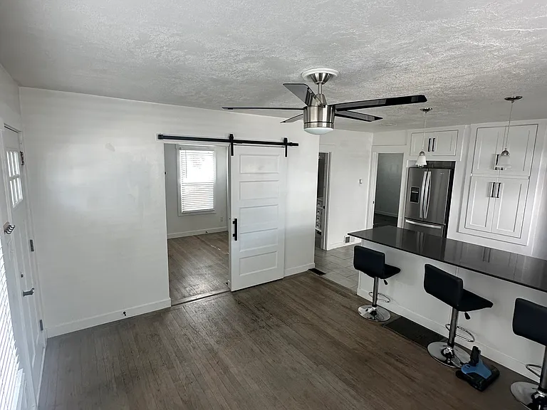 909 E Crandall Ave S — Photo 12