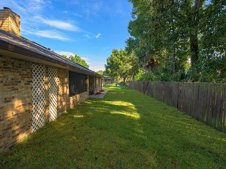 1523 Poplar Dr — Photo 4