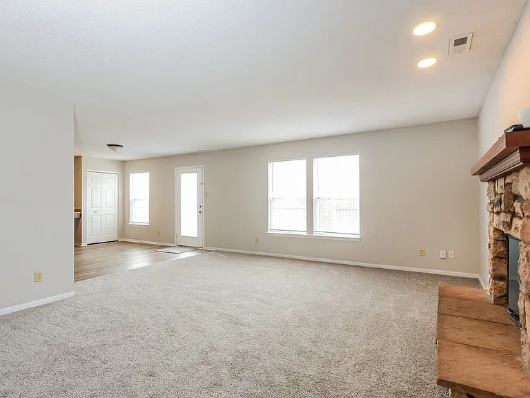 2012 Southernwood Ln — Photo 4