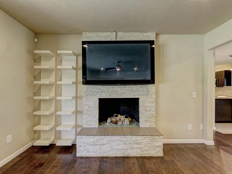 2820 Guilford Ln — Photo 12