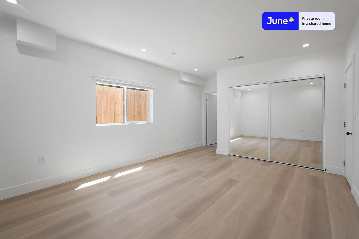 Queen bedroom in 3 bed/2 bath home in Hollywood #1858 A — Photo 2