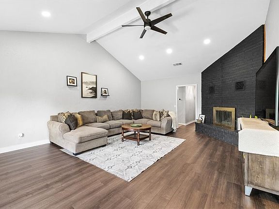 2nd image of 909 W Callahan Dr