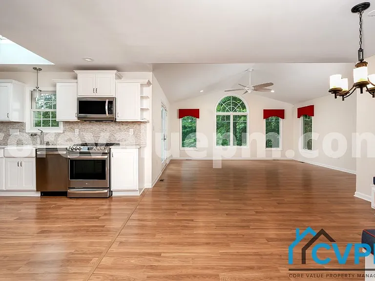 4702 Shelley Ln — Photo 3