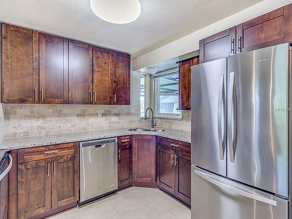 5th image of 373 Lomond Dr