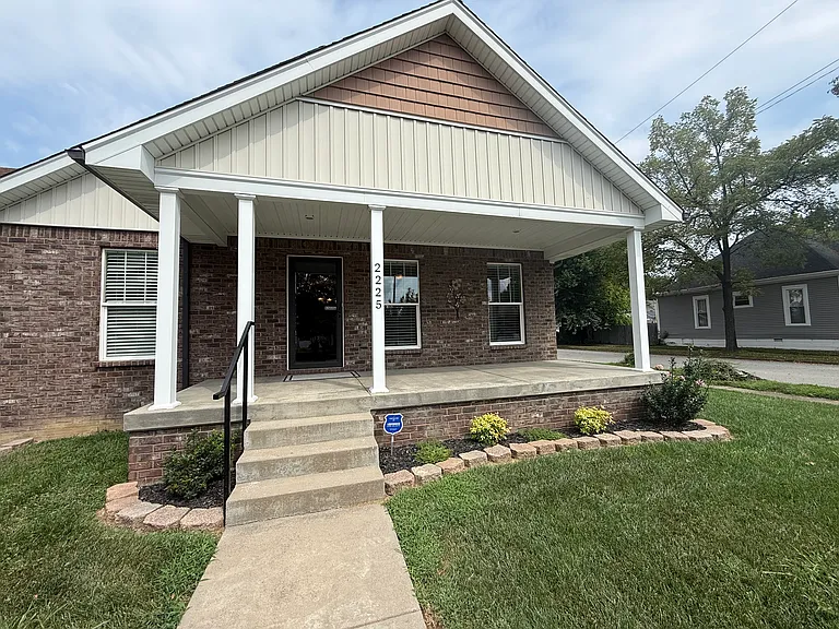2225 E Spring St — Photo 7