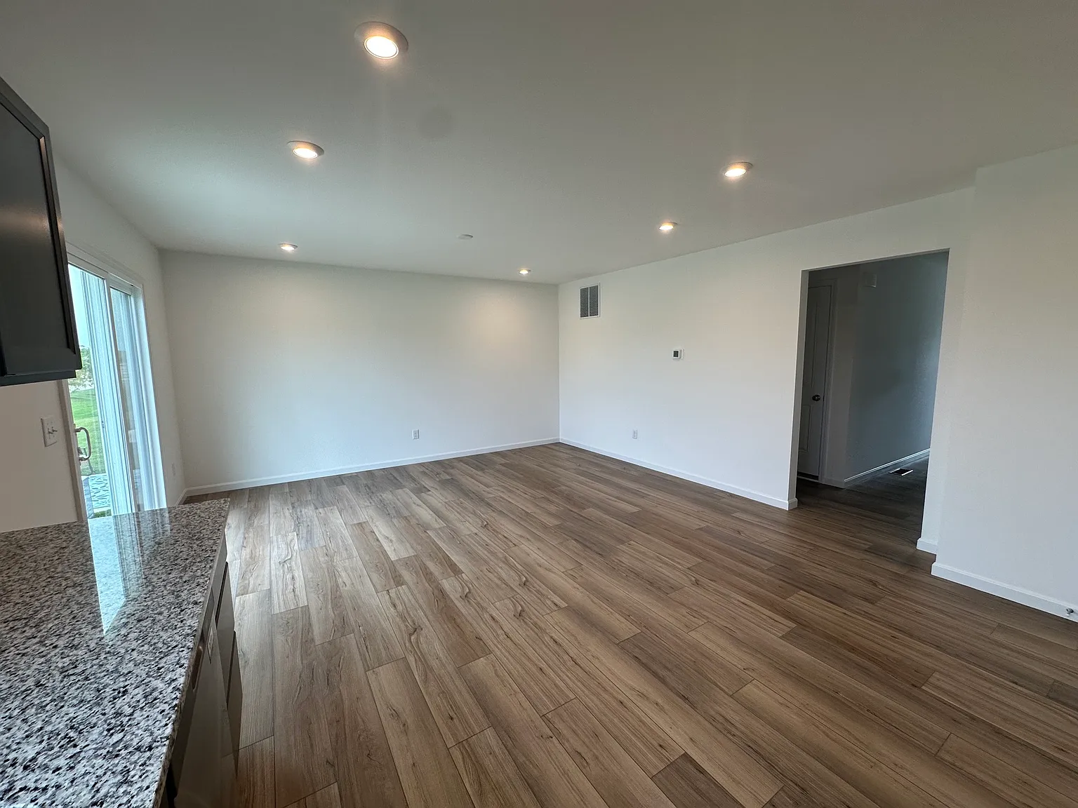 3 bed, 2.5 bath, 1427 sqft, $2,400 — Photo 4