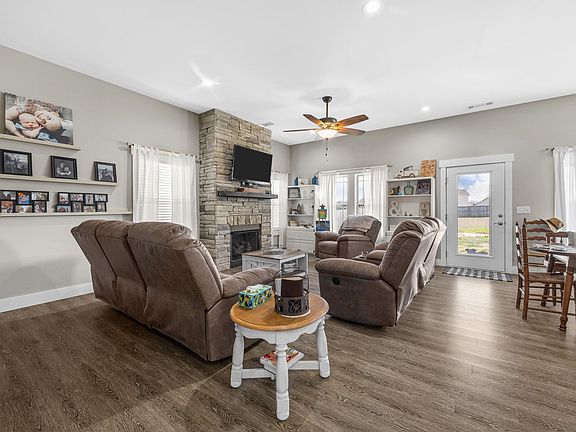 5th image of 757 Berry Rd