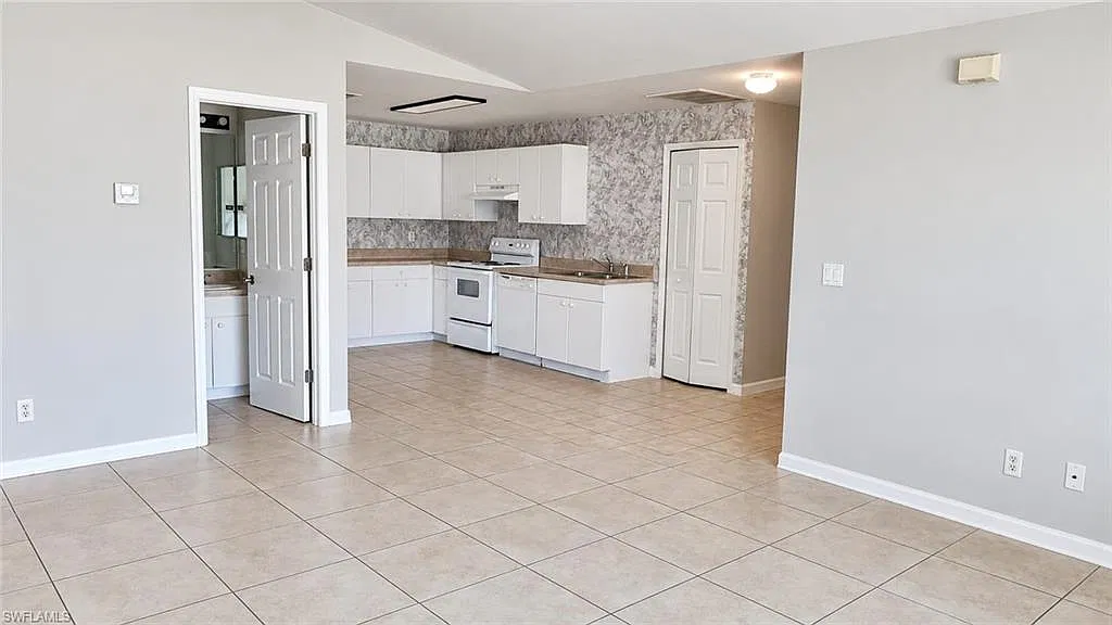 3 bed, 2.0 bath, 1114 sqft, $1,900 — Photo 2