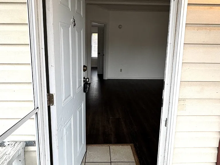 61 Lexington Ln — Photo 2