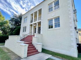 2324 Calhoun Street, B