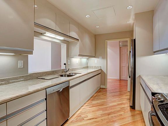 3rd image of 1111 Hermann Dr Unit 14W