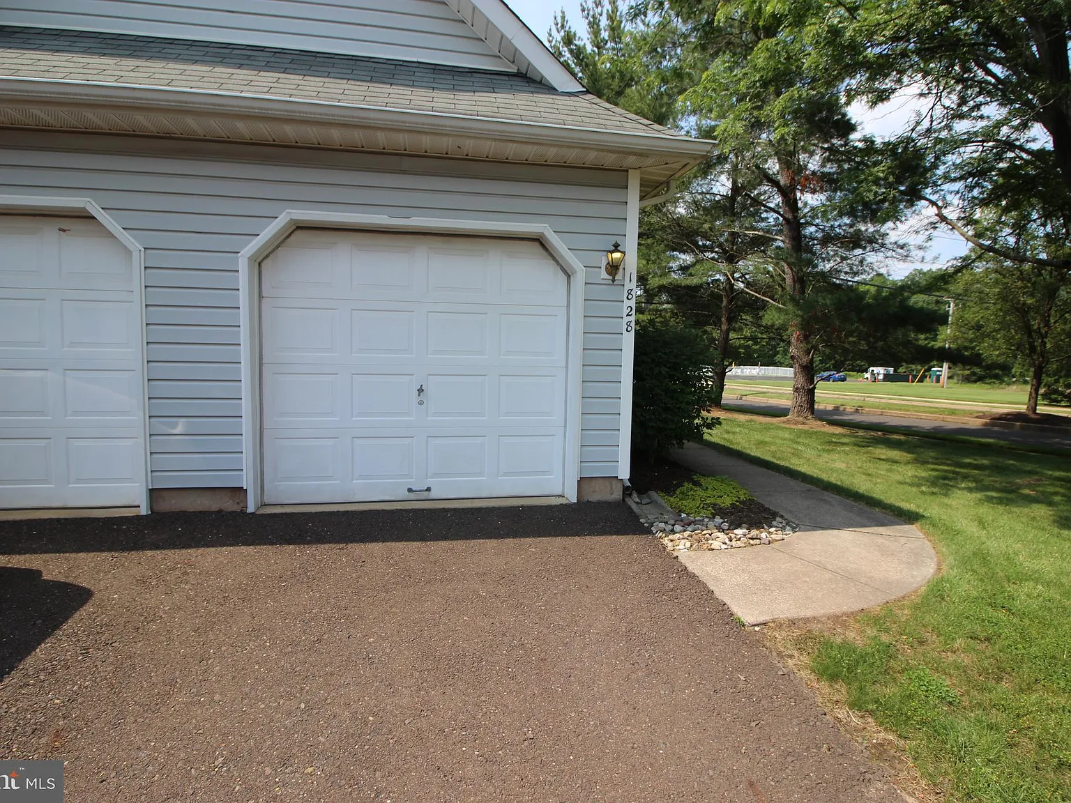 3 bed, 2.0 bath, 1356 sqft, $2,795 — Photo 2