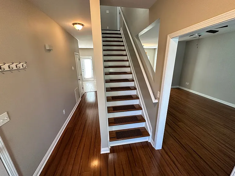 408 Cunningham Ln — Photo 2