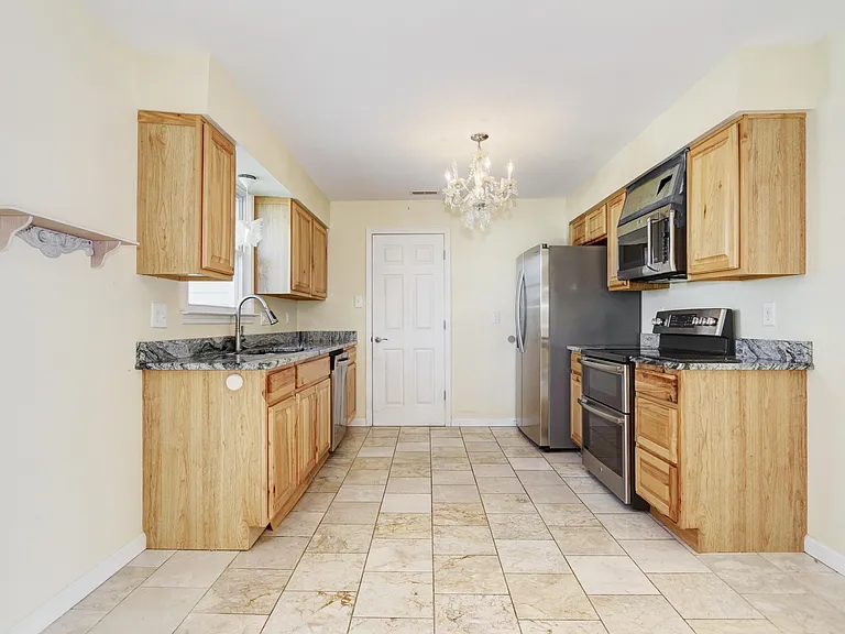 361 N Richmond Ave — Photo 5