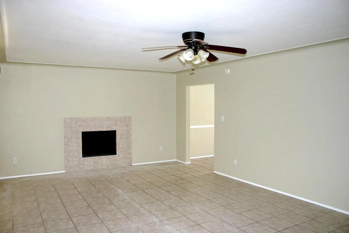 1422 E Blacklidge Drive — Photo 2