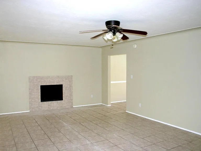1422 E Blacklidge Dr — Photo 2