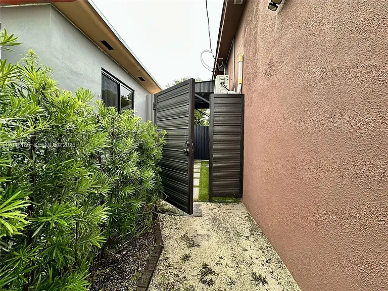 1309 NW 55th Ter #STUDIO — Photo 16