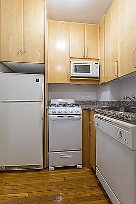 4th image of 30 E End Ave APT 5L