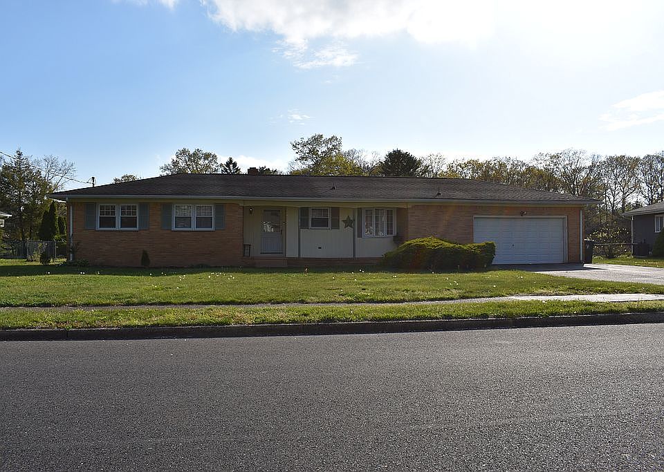 1st image of 872 Brookside Dr