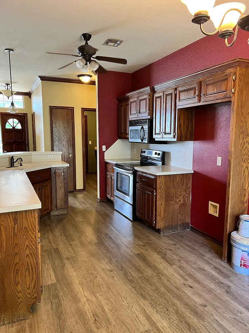 West side rental 3 bed/2 bath/2 car garage — Photo 3