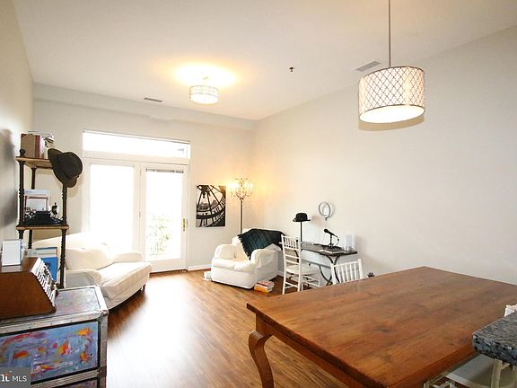 5th image of 309 Holland Ln Unit 302